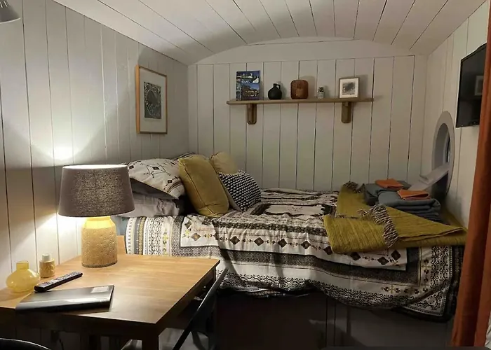 The Daffodil Hut