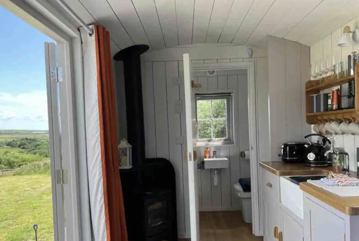 The Daffodil Hut